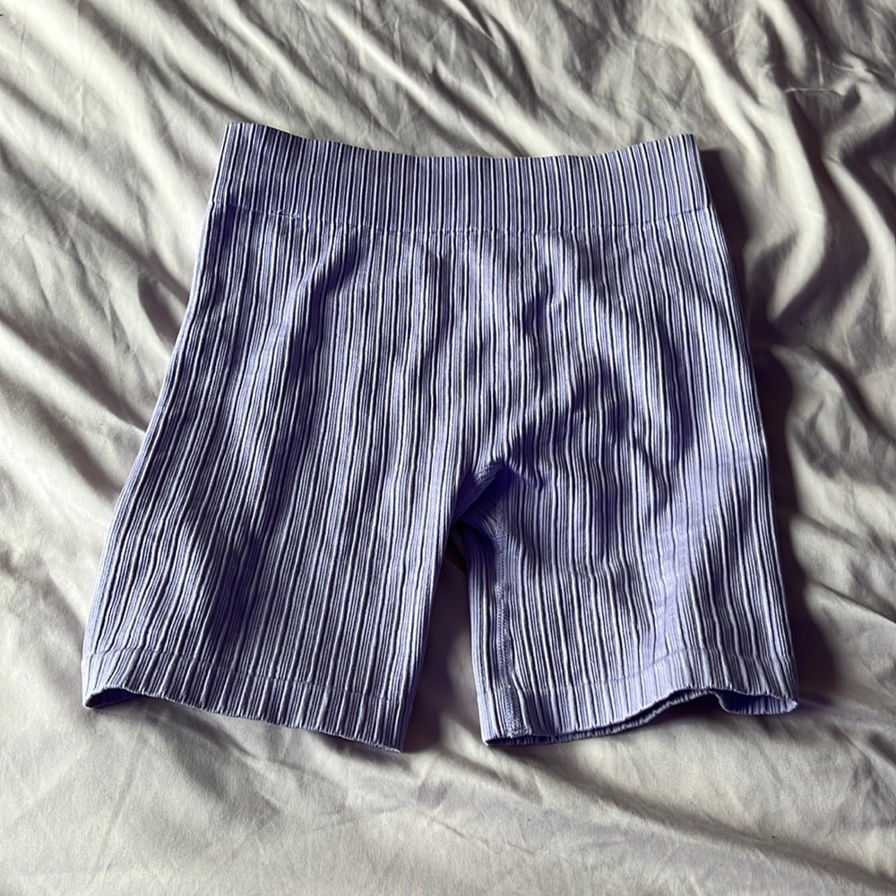 19 Lilac ribbed biker shorts